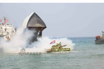 “Chết sặc” với tàu đổ bộ “há mồm” của Triều Tiên