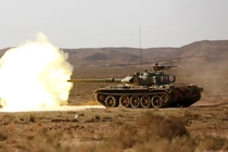 Khó đỡ xe tăng bánh lốp của Quân đội Iraq