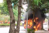 Hà Nội: Xe buýt bốc cháy dữ dội trên đường 