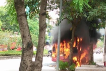 Hà Nội: Xe buýt bốc cháy dữ dội trên đường 