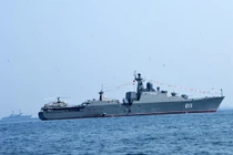 Toàn cảnh tàu chiến Đinh Tiên Hoàng duyệt binh hải quân quốc tế