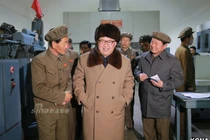 Theo chân ông Kim Jong-un thăm nhà máy tên lửa Triều Tiên