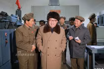 Theo chân ông Kim Jong-un thăm nhà máy tên lửa Triều Tiên