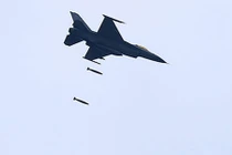 Theo dõi tiêm kích F-16 Thái Lan ném bom hoành tráng