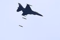 Theo dõi tiêm kích F-16 Thái Lan ném bom hoành tráng