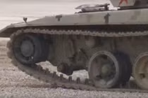 Trung Quốc “xấu hổ”: Siêu tăng Type 96B rơi bánh khi đang chạy