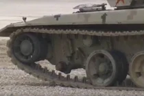 Trung Quốc “xấu hổ”: Siêu tăng Type 96B rơi bánh khi đang chạy