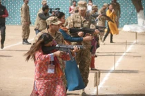 Tại sao gái xinh Pakistan được “nghịch” súng, xe tăng?