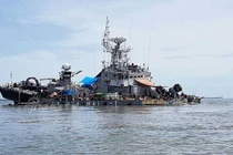 Tàu săn ngầm Indonesia suýt chìm sau khi đâm “vật thể lạ”