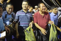 Hàng loạt lãnh đạo Bộ, tỉnh, thành phố ăn cá, tắm biển