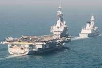 Quan sát tàu sân bay Pháp giương oai ở vùng Vịnh 
