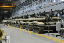 Ảnh: Nga bàn giao lô xe tăng T-90SA mới cho khách hàng