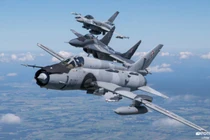 Ấn tượng mạnh máy bay chiến đấu Su-22 sát cánh cùng F-16