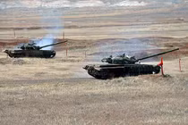 Ảnh: Bận nội chiến, Quân đội Syria vẫn cố tập trận