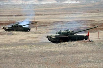 Ảnh: Bận nội chiến, Quân đội Syria vẫn cố tập trận