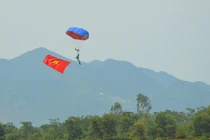 Mục kích “lính dù” Việt Nam đổ bộ đường không