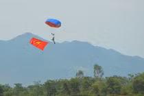 Mục kích “lính dù” Việt Nam đổ bộ đường không