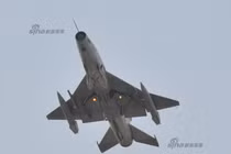 Quan sát tiêm kích MiG-21 cải tiến cất cánh trên cao tốc