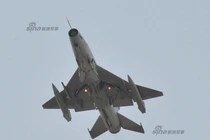 Quan sát tiêm kích MiG-21 cải tiến cất cánh trên cao tốc