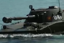 Ngoạn mục cảnh tăng PT-76B VN bơi vào tàu đổ bộ