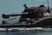 Ngoạn mục cảnh tăng PT-76B VN bơi vào tàu đổ bộ