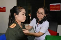 Mục kích Quân y Việt Nam chữa bệnh cho bộ đội Lào