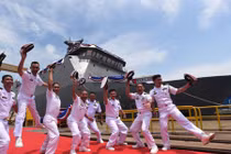 Tận mắt siêu tàu đổ bộ 11.500 tấn của Philippines