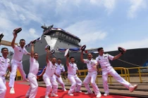 Tận mắt siêu tàu đổ bộ 11.500 tấn của Philippines