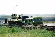 Cận cảnh xe đầu kéo chở tăng T-90 mà Việt Nam mua