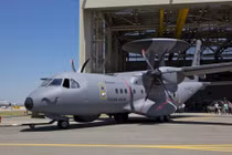 Ảnh: Sĩ quan Việt Nam “soi” máy bay cảnh báo EC-295