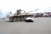 Xem cảnh xe tăng T-55 cán bẹp dí ô tô