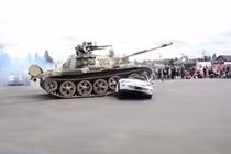 Xem cảnh xe tăng T-55 cán bẹp dí ô tô