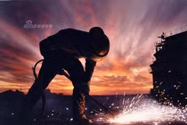 Cận cảnh việc phá dỡ tàu sân bay khổng lồ của Mỹ