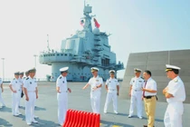 Ảnh chuyến thăm của Đô đốc Mỹ lên tàu sân bay Trung Quốc