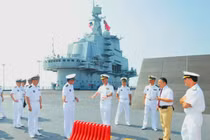 Ảnh chuyến thăm của Đô đốc Mỹ lên tàu sân bay Trung Quốc