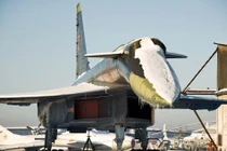 Gai người trước máy bay đánh chặn siêu thanh Sukhoi T-4