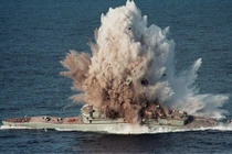 Ám ảnh cảnh ngư lôi 533mm bẻ đôi tàu chiến khổng lồ