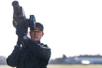  Ngạc nhiên “tên lửa vác vai” bắn lưới tóm UAV