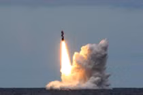 Hoành tráng cảnh tàu ngầm Nga phóng 2 tên lửa đạn đạo