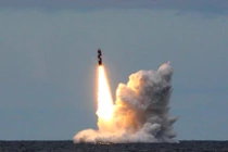 Hoành tráng cảnh tàu ngầm Nga phóng 2 tên lửa đạn đạo