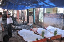 Bé gái 1 tuổi chết cháy trên tay mẹ