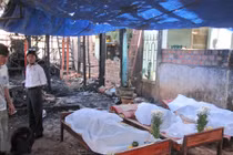 Bé gái 1 tuổi chết cháy trên tay mẹ