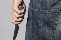 Em ruột đâm chết anh trai rồi bỏ trốn