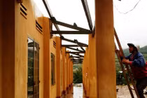 Lốc xoáy càn quét nhà dân, trường học, nhiều vùng cô lập