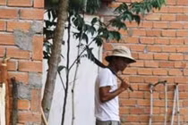 Cha lại vác dao canh cửa, nhốt con gái trong buồng kín