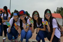 Nữ sinh Đà Nẵng dùng tay vẽ tranh Giờ Trái đất