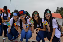 Nữ sinh Đà Nẵng dùng tay vẽ tranh Giờ Trái đất