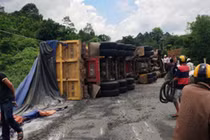 Lật xe chở bô-xít, quốc lộ 20 tê liệt 