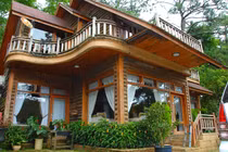 Nhà đẹp Đà Lạt ngập trong sương mù giữa mùa hạ