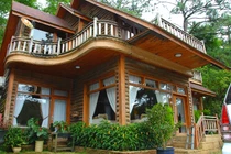 Nhà đẹp Đà Lạt ngập trong sương mù giữa mùa hạ